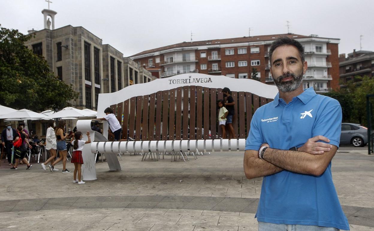 Lorenzo Berrazueta, frente al banco gigante de la plaza del Ayuntamiento de Torrelavega. 