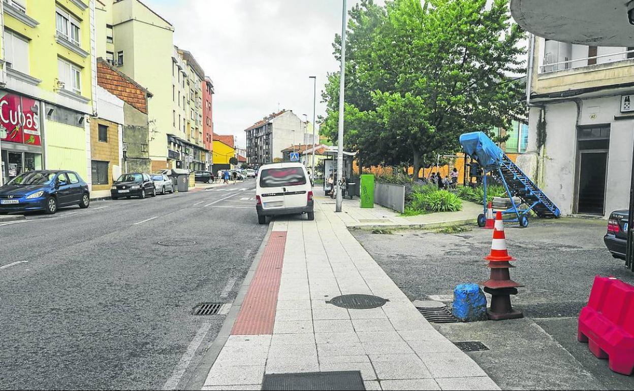 La agresión se produjo en este punto de la calle La Gloria, en el barrio de La Albericia. 