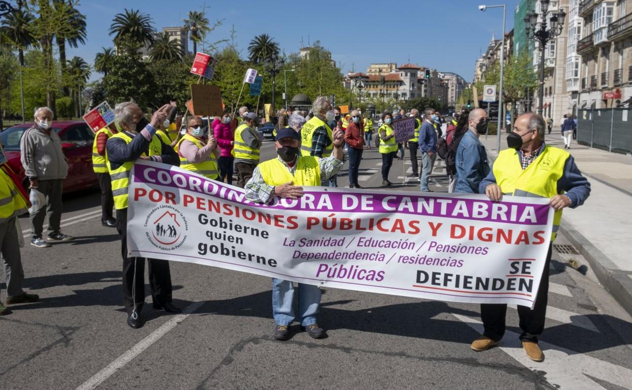 Manifestación de pensionistas de Cantabria por las calles de Santander. 