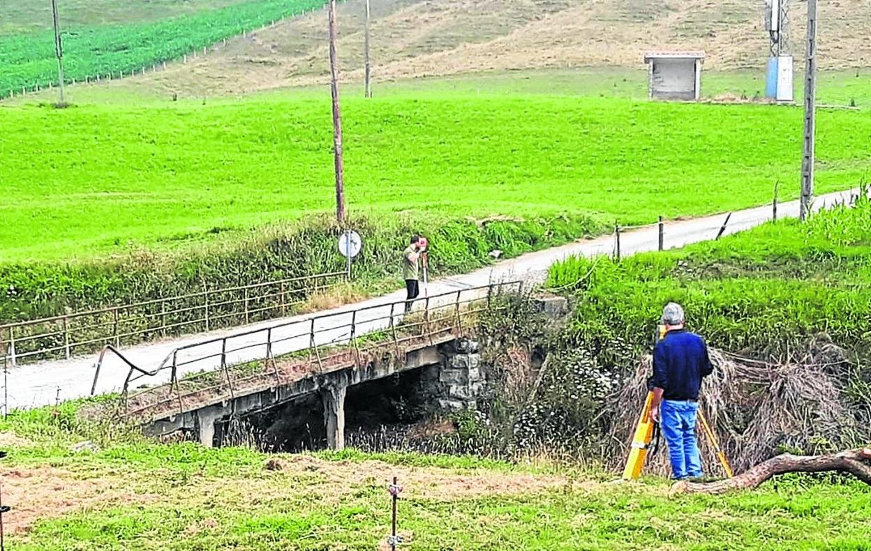 Los operarios estuvieron ayer en la zona del puente hasta el mediodía. 