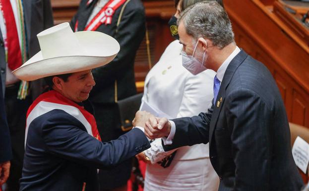 El nuevo presidente de Perú, Pedro Castillo, saluda a Felipe VI durante el encuentro que mantuvieron antes de la investidura.