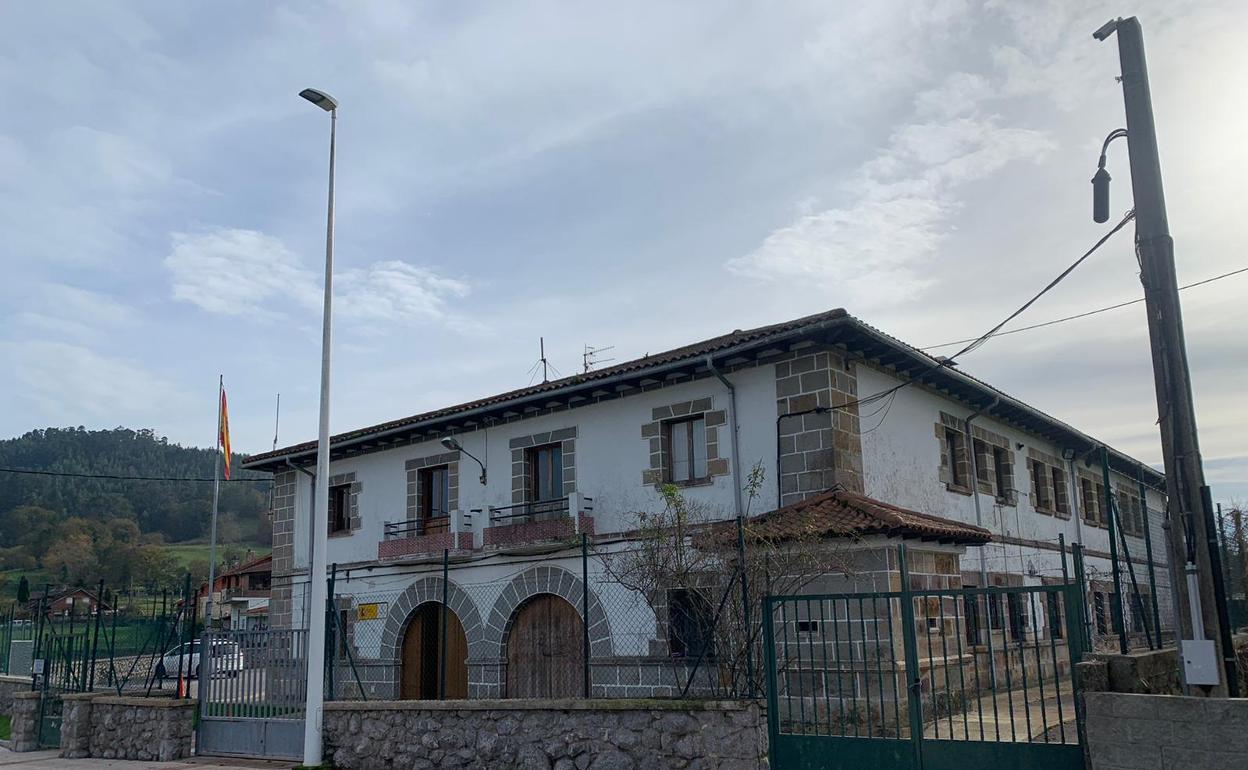 Exterior del cuartel de la Guardia Civil en Guriezo.