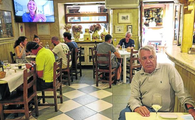 El restaurante Casa Susa, en Potes, con las mesas llenas durante el turno de comidas de ayer. 