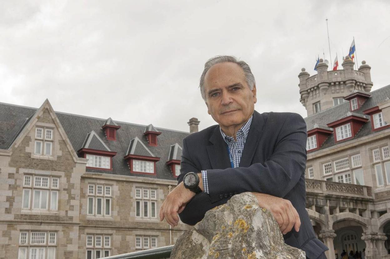 El miembro de la Comisión Europea, Alfredo Aguilar, posa en el palacio de la Magdalena, en una imagen de archivo. maría gil