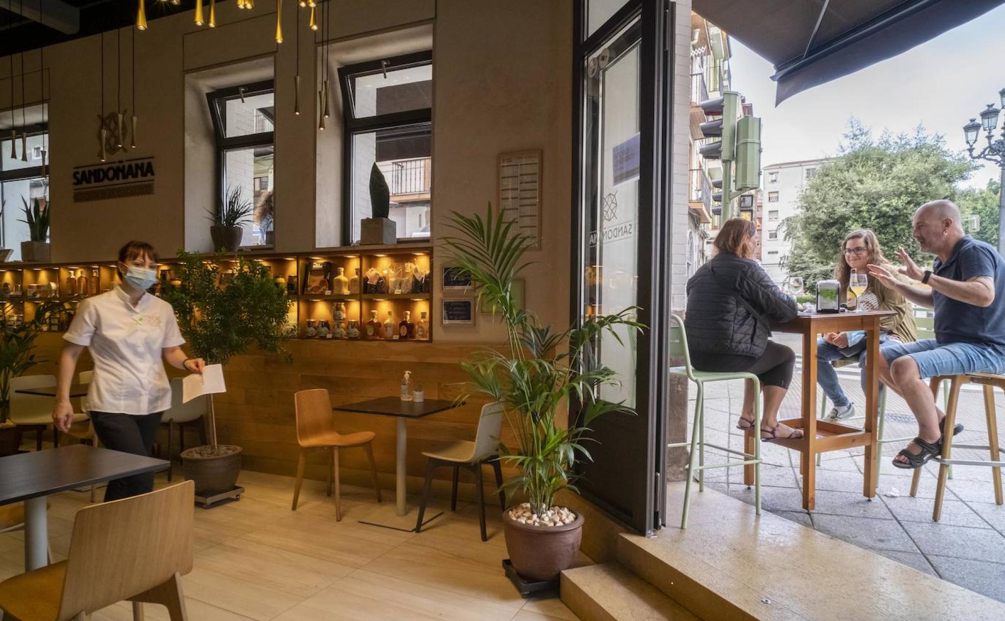 Los negocios abiertos como el Sandoñana, ubicado en Santander, lucían ayer con la terraza llena mientras a los interiores sólo entraban los camareros. 