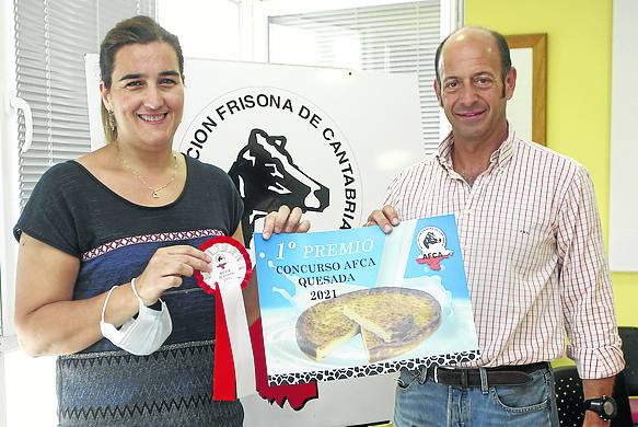 Originarios de Vega de Pas, la familia Vega Gómez lleva décadas en Torrelavega, donde cuentan con un moderno despacho-obrador en la Avenida de España. Recogió el premio María Jesús, quien dirige Casa Carral junto a su hermano Javier. «Es un orgullo» y recordó que en 2019 «ya quedamos empatados con la mejor quesada. Es una receta con más de un siglo que elaboramos, unas cien diarias, con mucho cariño».