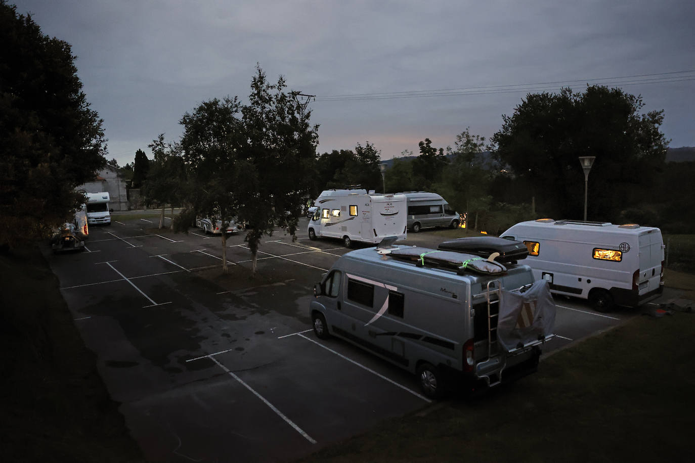 Fotos: Las caravanas siguen llegando masivamente a Oyambre mientras se ultima su regulación