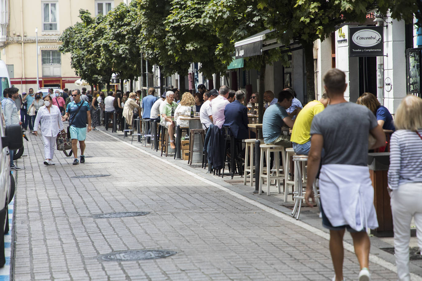 Las terrazas de Peña Herbosa, al igual que otras calles céntricas de la capital, se llenaron de gente. 