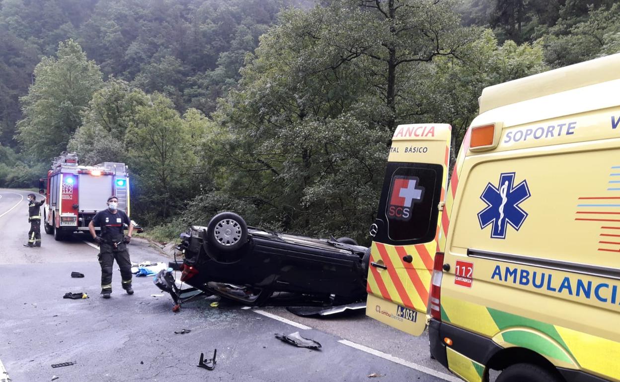 Herida leve tras volcar su coche en Villafufre