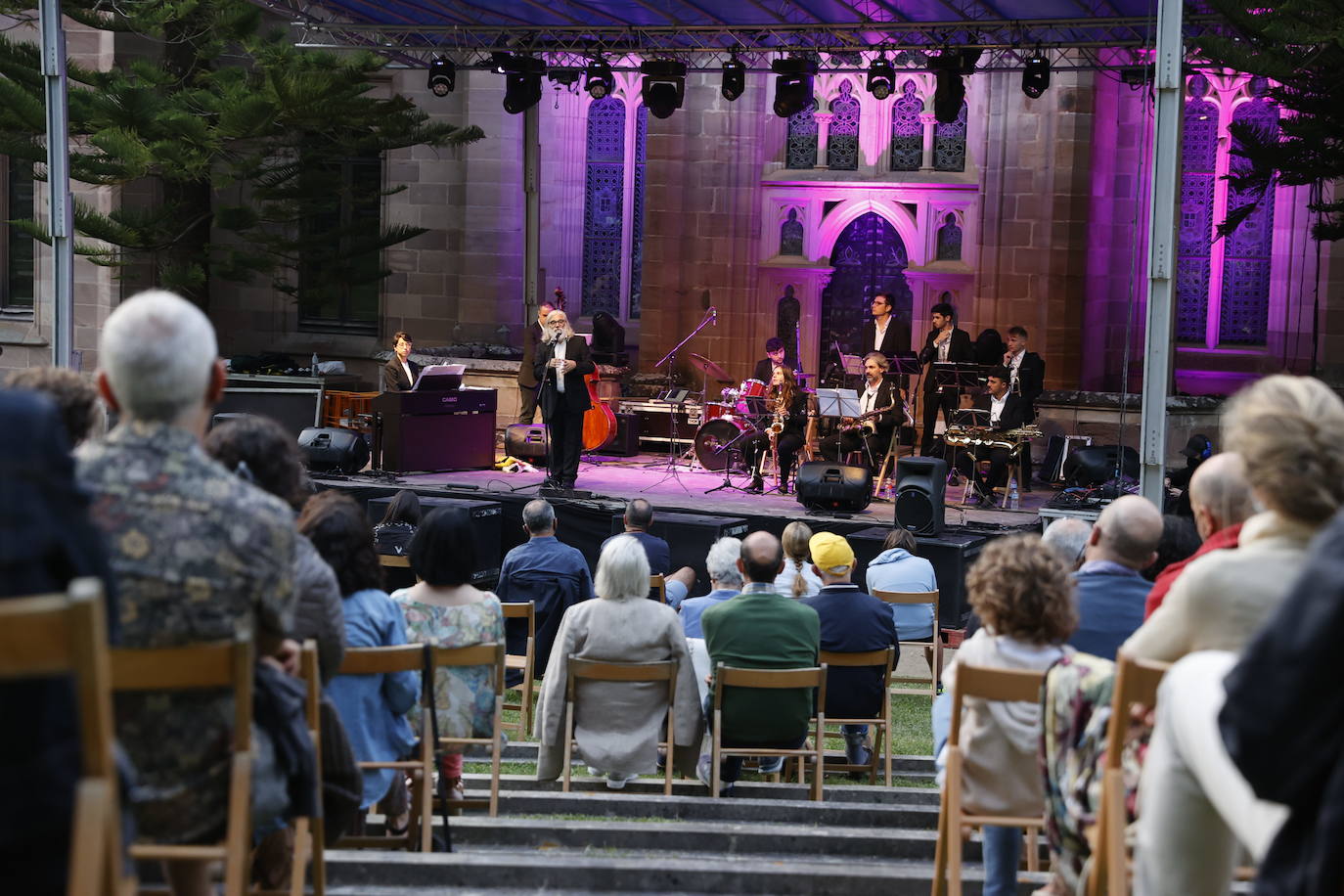 Los jardines del Palacio de Sobrellano se han convertido en la noche de este domingo en escenario de la velada inaugural de los 'Caprichos Musicales' de Comillas. Bajja Jazz Ensemble, una agrupación de diez músicos, abrió la programación que se extenderá hasta el próximo día 15. Esta XVIII edición de los 'Caprichos' está configurada por una decena de conciertos y recitales bajo la dirección artística de Serguei Mesropian. Hasta la clausura las actuaciones se trasladarán al Centro Cultural El Espolón