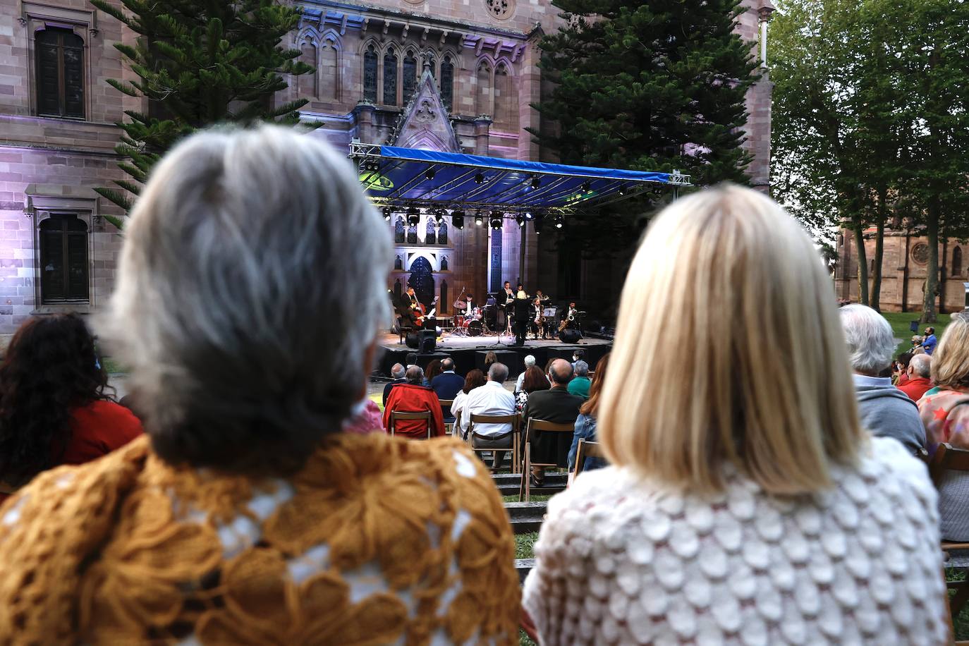 Los jardines del Palacio de Sobrellano se han convertido en la noche de este domingo en escenario de la velada inaugural de los 'Caprichos Musicales' de Comillas. Bajja Jazz Ensemble, una agrupación de diez músicos, abrió la programación que se extenderá hasta el próximo día 15. Esta XVIII edición de los 'Caprichos' está configurada por una decena de conciertos y recitales bajo la dirección artística de Serguei Mesropian. Hasta la clausura las actuaciones se trasladarán al Centro Cultural El Espolón