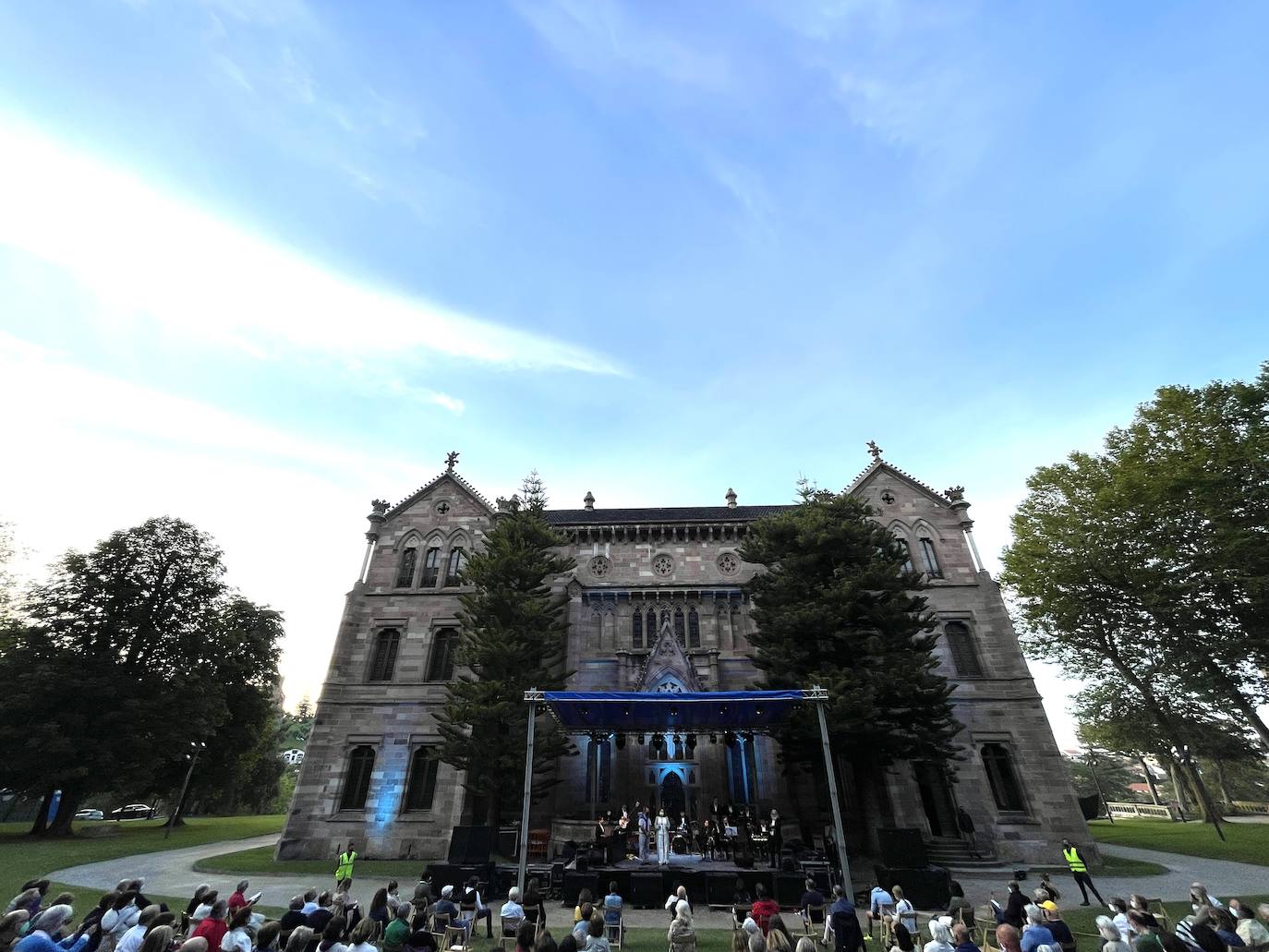 Los jardines del Palacio de Sobrellano se han convertido en la noche de este domingo en escenario de la velada inaugural de los 'Caprichos Musicales' de Comillas. Bajja Jazz Ensemble, una agrupación de diez músicos, abrió la programación que se extenderá hasta el próximo día 15. Esta XVIII edición de los 'Caprichos' está configurada por una decena de conciertos y recitales bajo la dirección artística de Serguei Mesropian. Hasta la clausura las actuaciones se trasladarán al Centro Cultural El Espolón