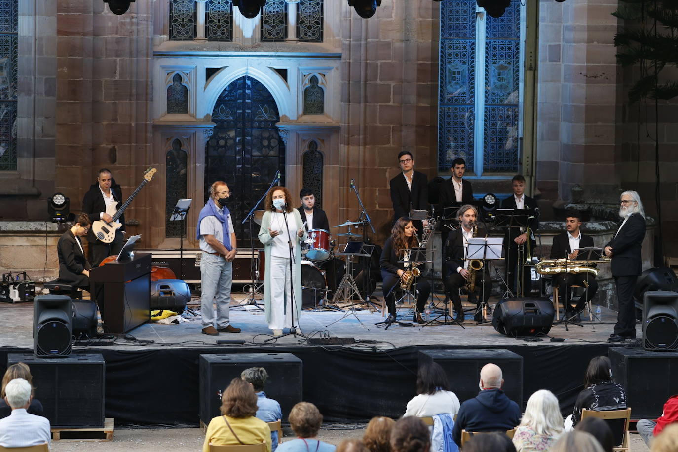 Los jardines del Palacio de Sobrellano se han convertido en la noche de este domingo en escenario de la velada inaugural de los 'Caprichos Musicales' de Comillas. Bajja Jazz Ensemble, una agrupación de diez músicos, abrió la programación que se extenderá hasta el próximo día 15. Esta XVIII edición de los 'Caprichos' está configurada por una decena de conciertos y recitales bajo la dirección artística de Serguei Mesropian. Hasta la clausura las actuaciones se trasladarán al Centro Cultural El Espolón