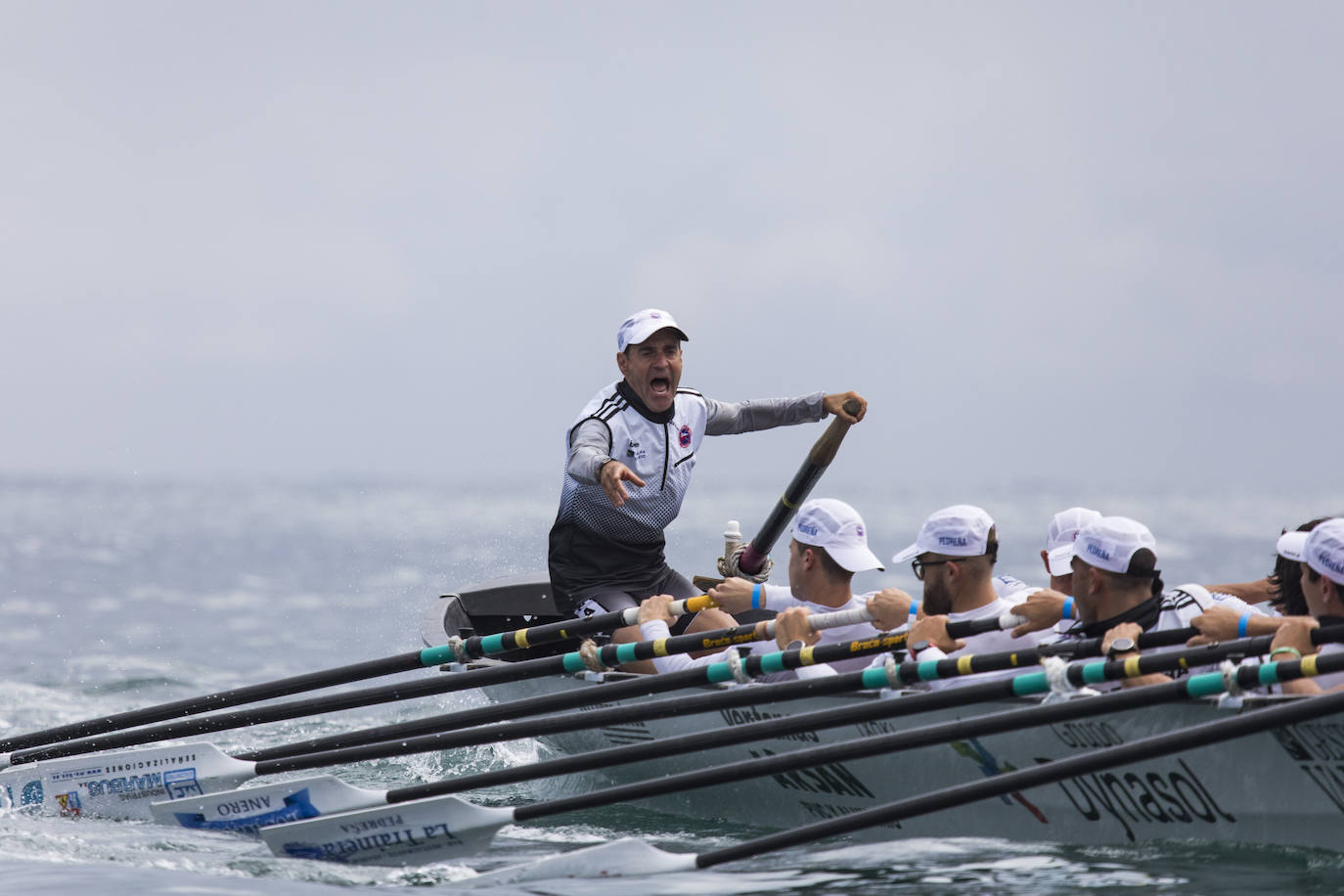 Getaria se hace con el título en aguas de Castro Urdiales, tras coger el mando de la regata en el segundo largo