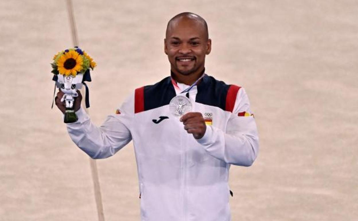 Ray Zapata con su medalla de plata en suelo.