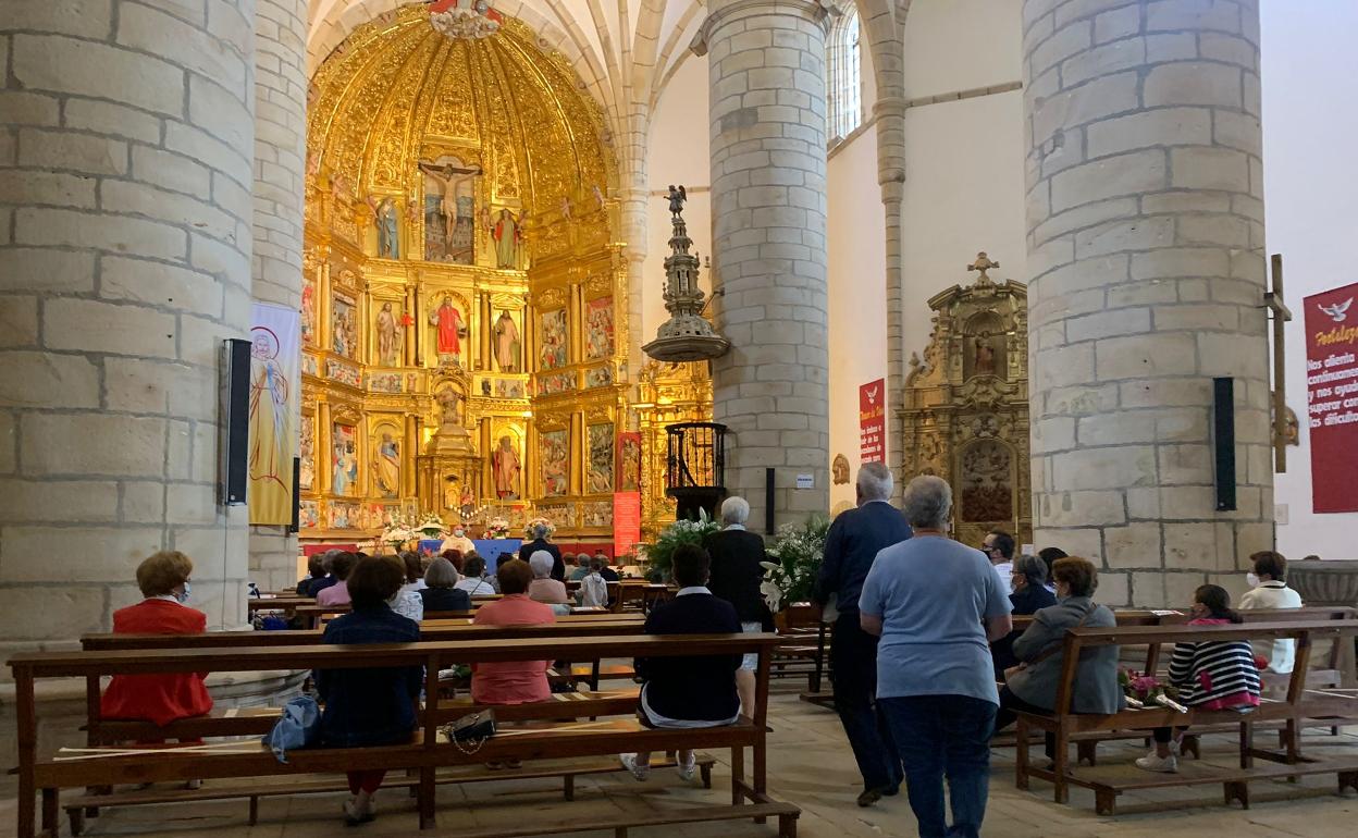 Los vecinos entregan flores a la Virgen de Las Nieves.