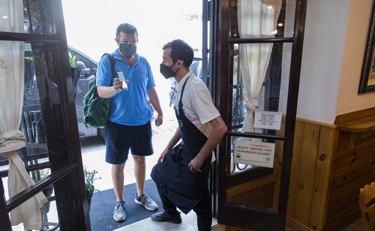 Sanidad impondrá sanciones a los bares que dejen pasar a clientes sin pasaporte covid