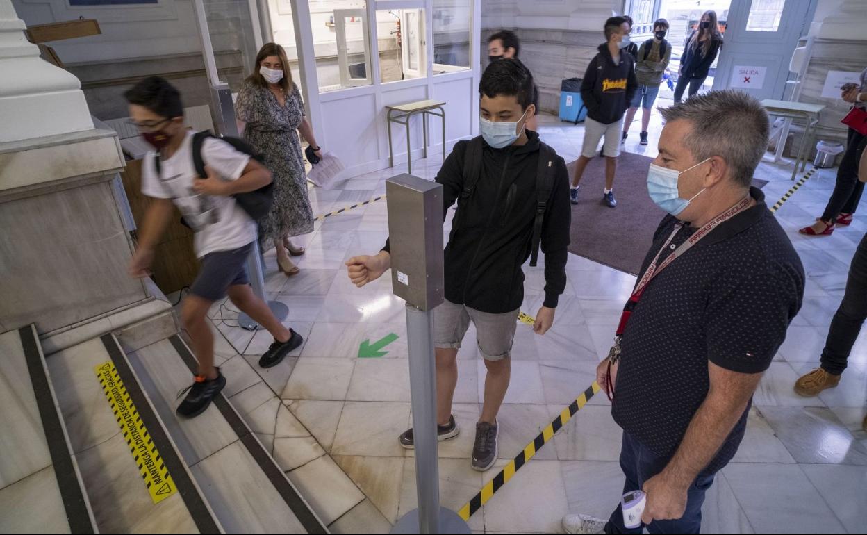 Control de acceso el primer día de curso del pasado año en el Santa Clara. 