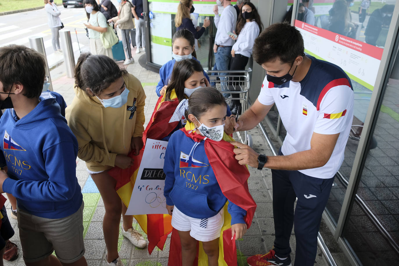 Alumnos de la escuela de regatas del Marítimo, familiares y amigos reciben a Diego Botín en Santander