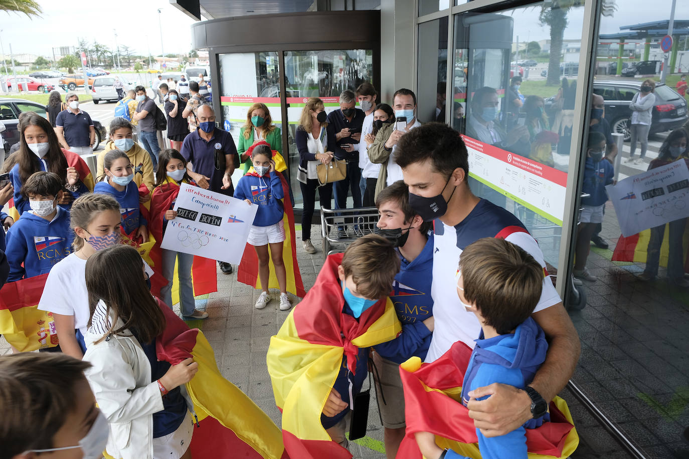 Alumnos de la escuela de regatas del Marítimo, familiares y amigos reciben a Diego Botín en Santander