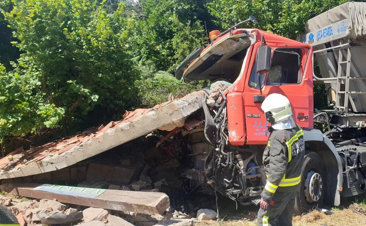 El conductor de un camión sale ileso tras empotrarse contra una marquesina en Campoo de Suso