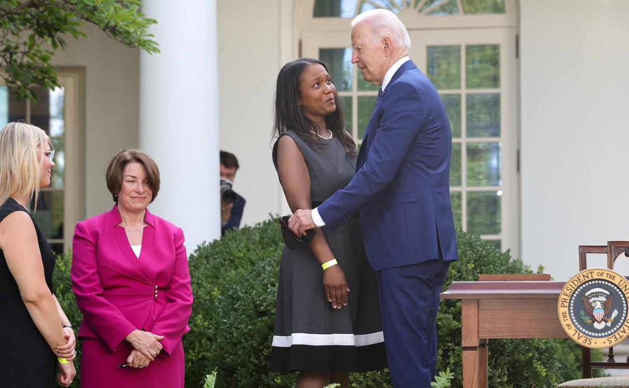 El presidente Joe Biden con familiares de un policía que falleció después de defender el Capitolio.