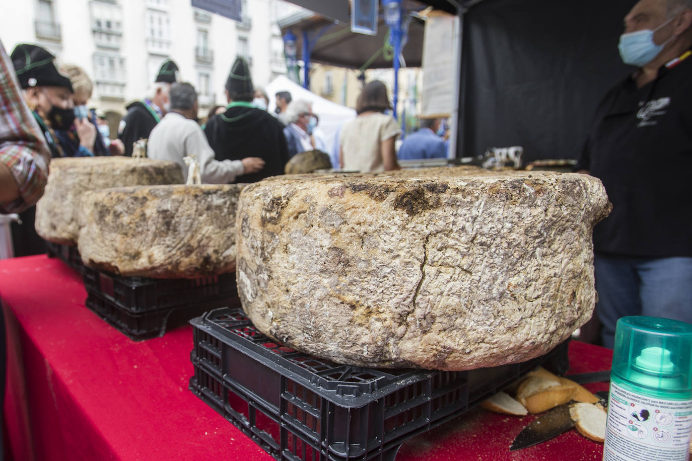 Está organizada por la Cofradía del Queso de Cantabria con la colaboración del Ayuntamiento y la Consejería de Desarrollo Rural