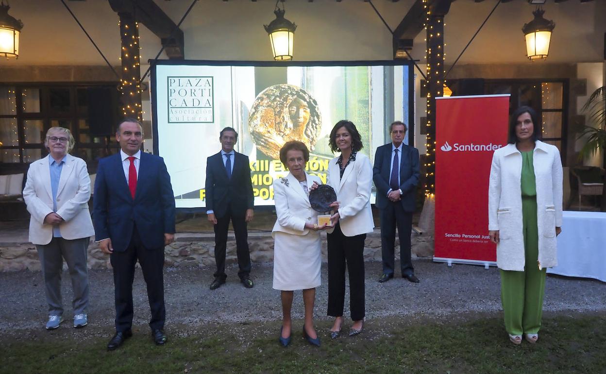 Elena García Botín, presidenta de Plaza Porticada, entregó el galardón a Beatriz Montero de Espinosa, directora gerente de la Fundación Enaire, en el acto celebrado en la Hostería de Castañeda. 