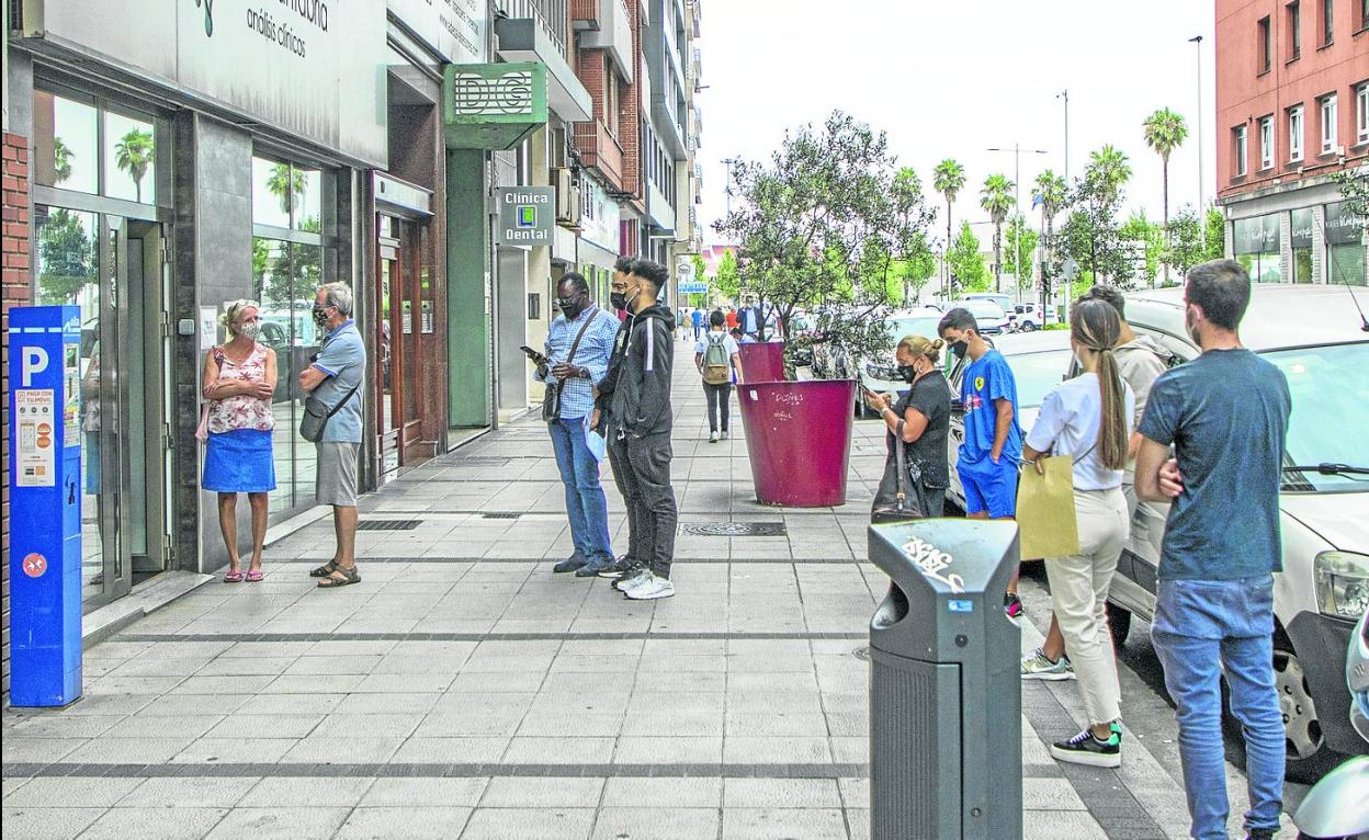 Cola para hacerse la prueba ante una clínica en la calle Castilla. 