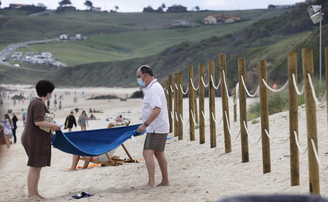 El cierre instalado con estacas de madera y cuerdas pretende ser una barrera para evitar el tránsito de los usuarios de la playa.