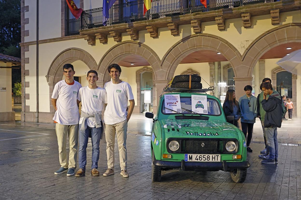 Los tres jóvenes, a punto de comenzar su aventura junto al coche.