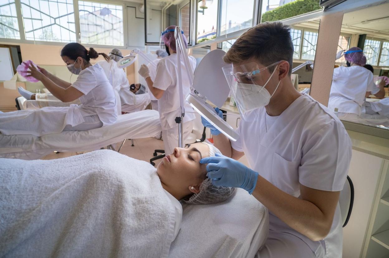 Estudiantes del Grado Medio de FP de Belleza y Estética, durante una clase en el IES Alisal de Santander. 