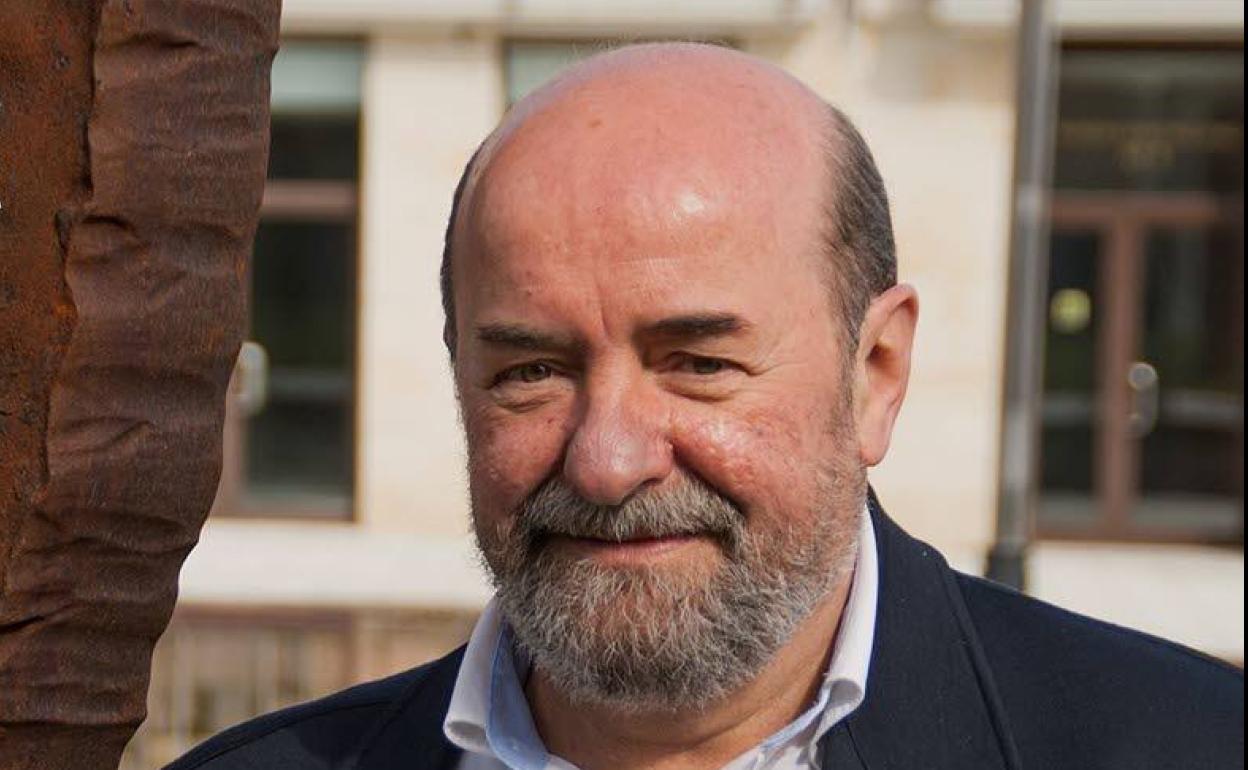 El veterano socialista Emiliano Corral recibe la Orden Civil de Alfonso X El Sabio