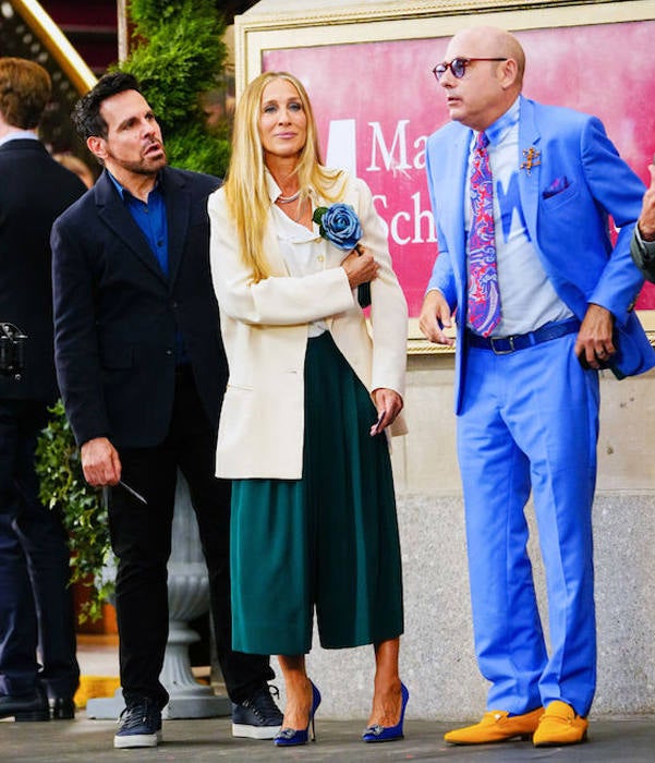 Con su pareja de amigos gays Stanford Blatch y Anthony Marentino. Hay mucha especulación sobre si Carrie y Mr. Big todavía están juntos en 'And Just Like That', pero ¿ella continuaría usando sus zapatos de boda Manolo Blahnik si ese no fuera el caso? Sus zapatos de tacón azules 'Hangisi' se han mantenido icónicos desde que los usó para el 'Sí, Quiero', y todavía están disponibles para comprar 'online'. En esta instantánea, también vemos que el personaje continúa usando otras piezas de la serie original: su broche de flor azul se remonta a la tercera temporada.