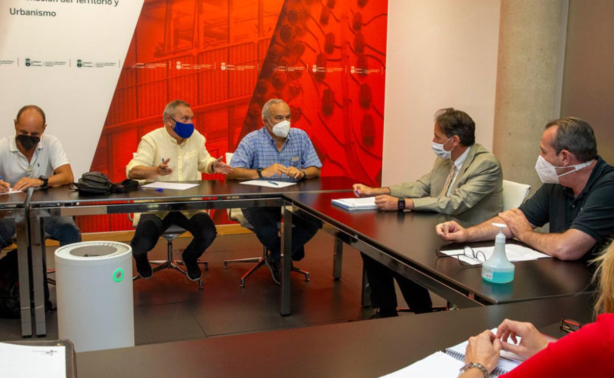 Representantes de AMA y de la consejería de Obras Públicas, en la reunión mantenida este martes.