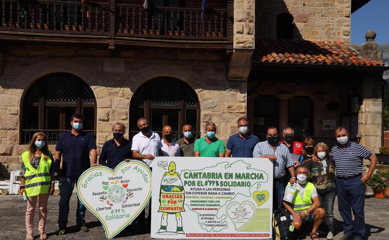 Participantes en la reunión para organizar la Marcha Solidaria por la comarca de Liébana, junto a la Casona de Sotama 