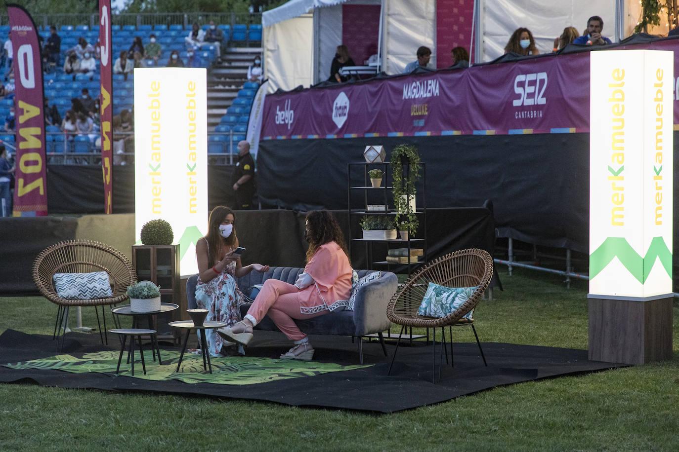 Fotos: Hombres G llena el escenario de la campa de La Magdalena