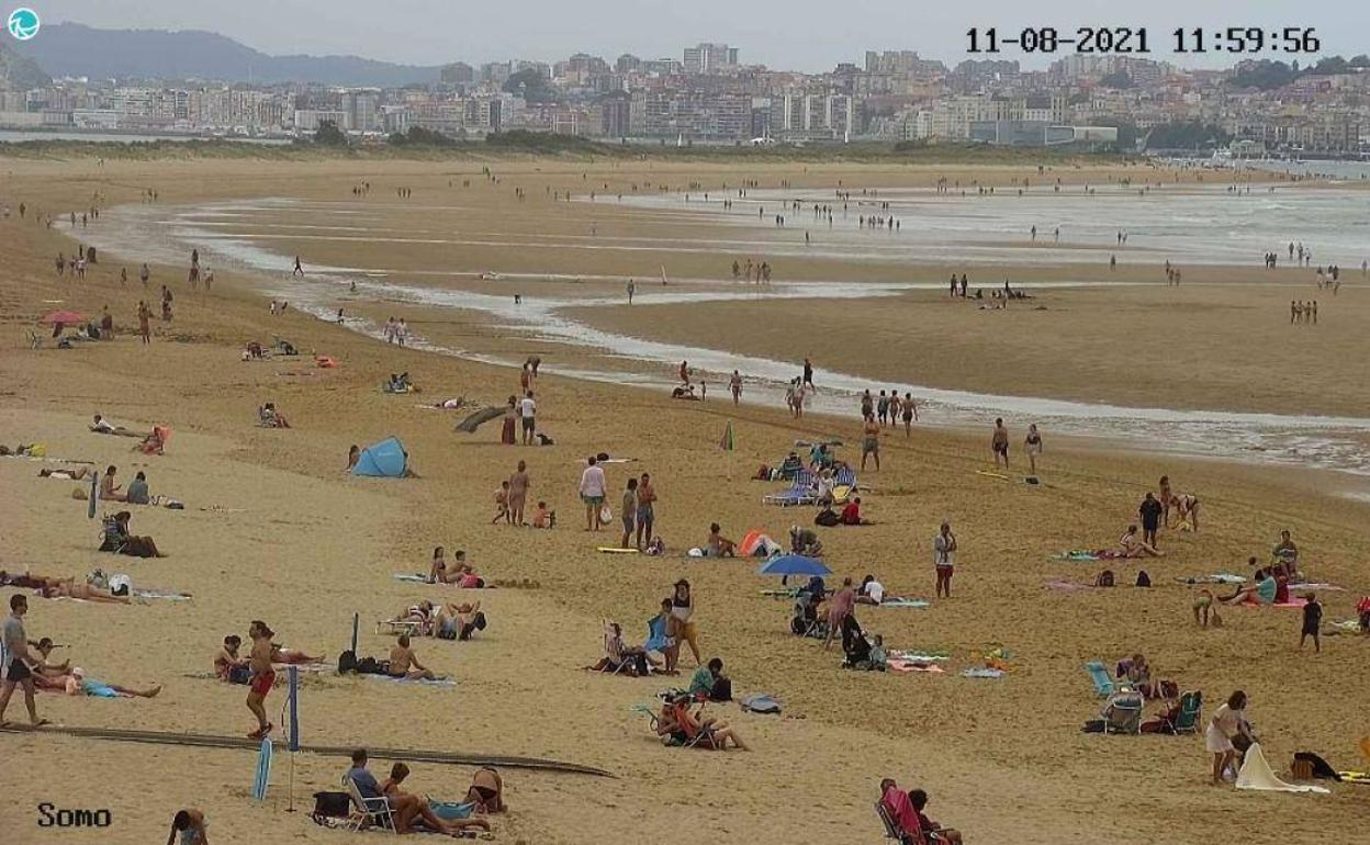 Así estaba este mediodía la playa de Somo.