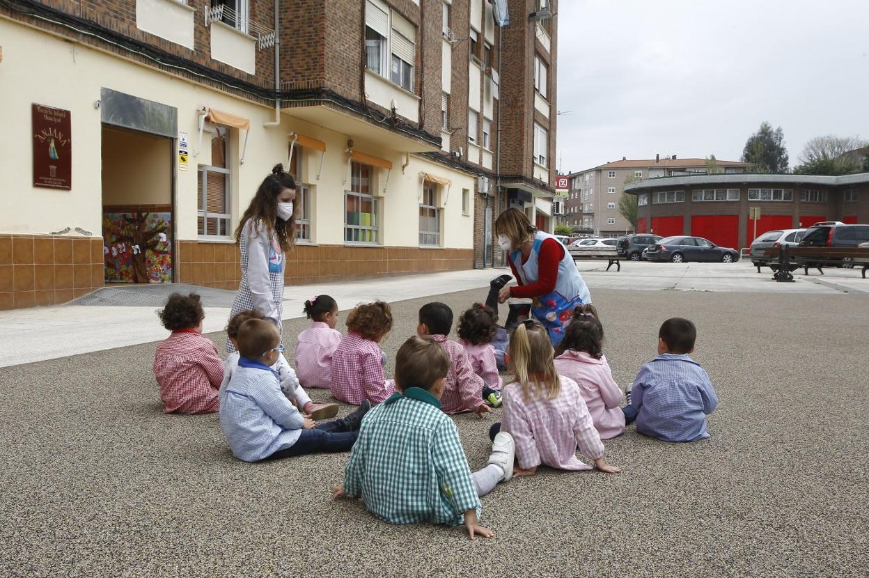 Profesoras y alumnos de la escuela infantil Anjana en uno de los patios del centro escolar.