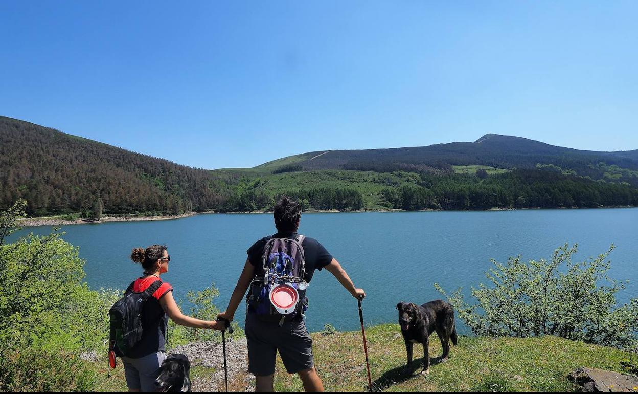 Paisaje del embalse de Alsa, en San Miguel de Aguayo, zona afectada por este complejo eólico.