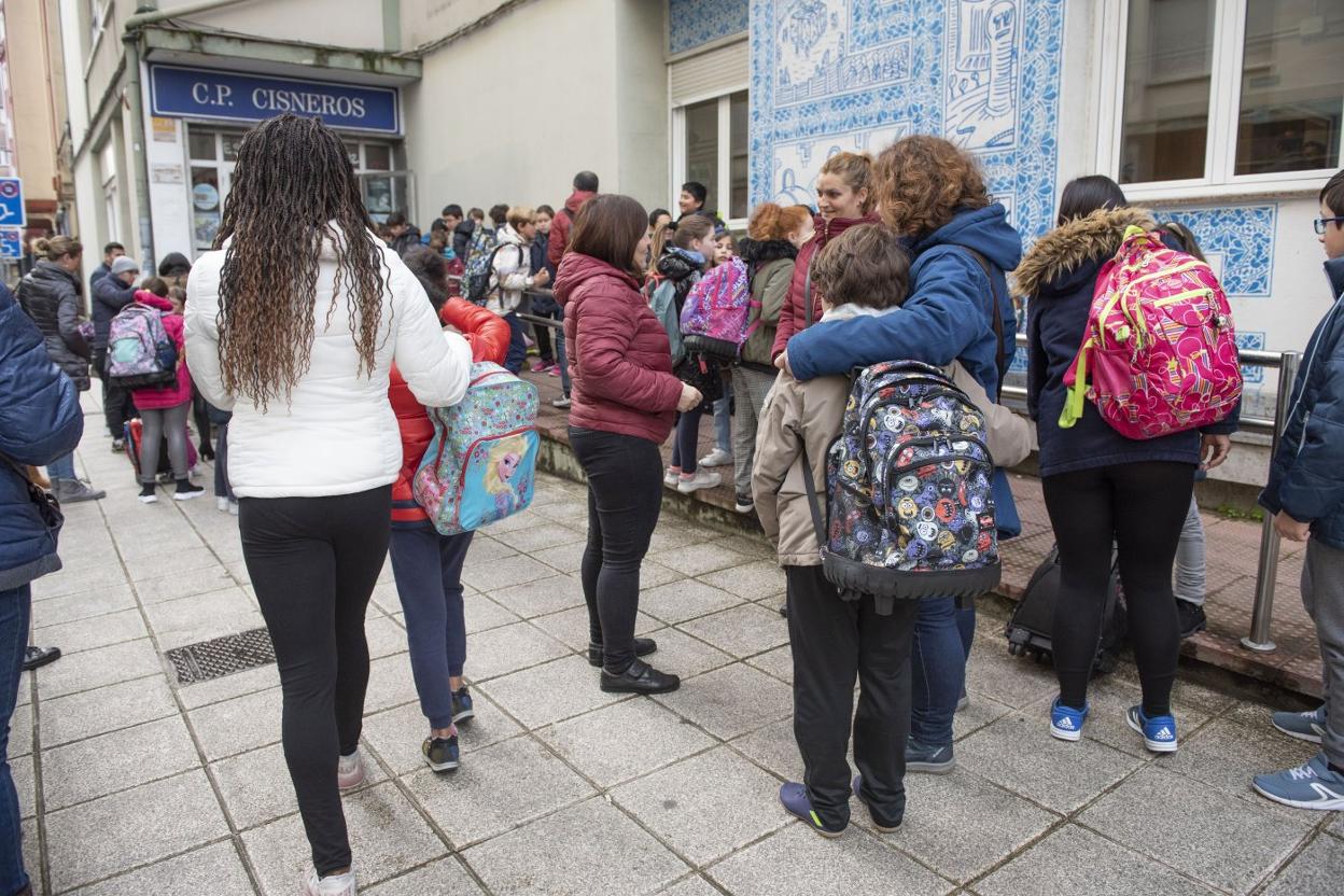 Acceso al colegio Cisneros, de Santander, de alumnos de la etapa de Primaria. 