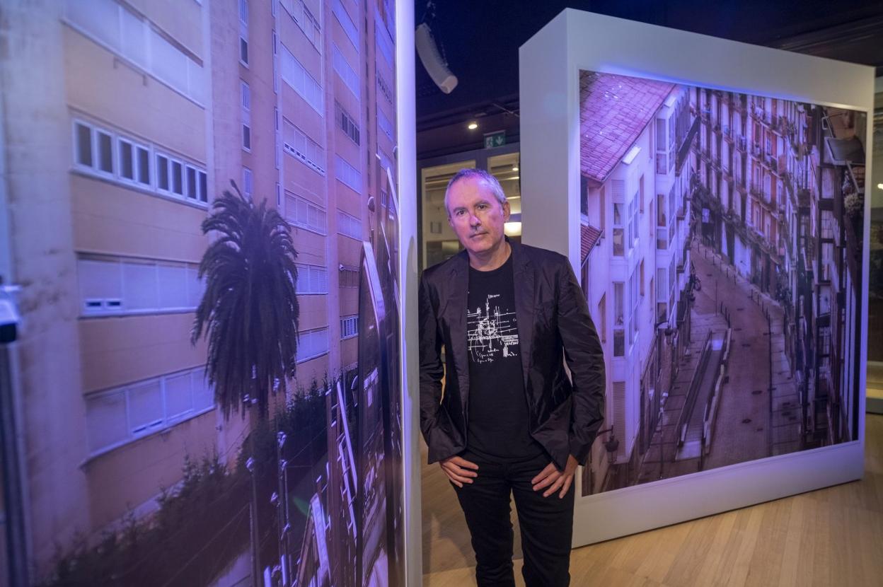 Manuel Álvarez Diestro, junto a dos de las obras que se podrán visitar hasta el próximo 25 de septiembre. 