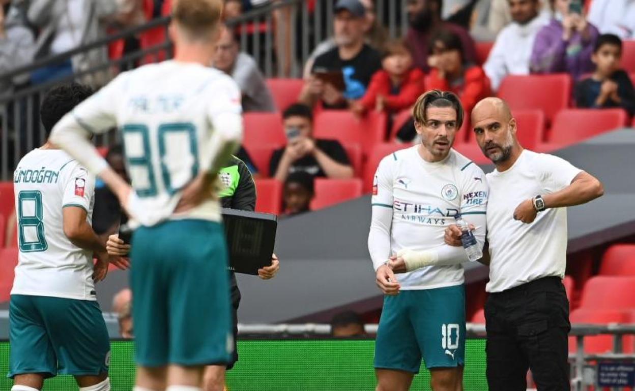 Pep Guardiola habla con Jack Grealish, rutilante fichaje del Manchester City. 