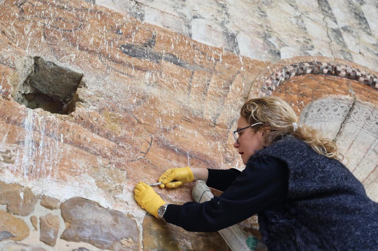 La presidenta de la Fundación Santa María de Toraya, la restauradora Lydia Quevedo, en pleno trabajo en un mural. 