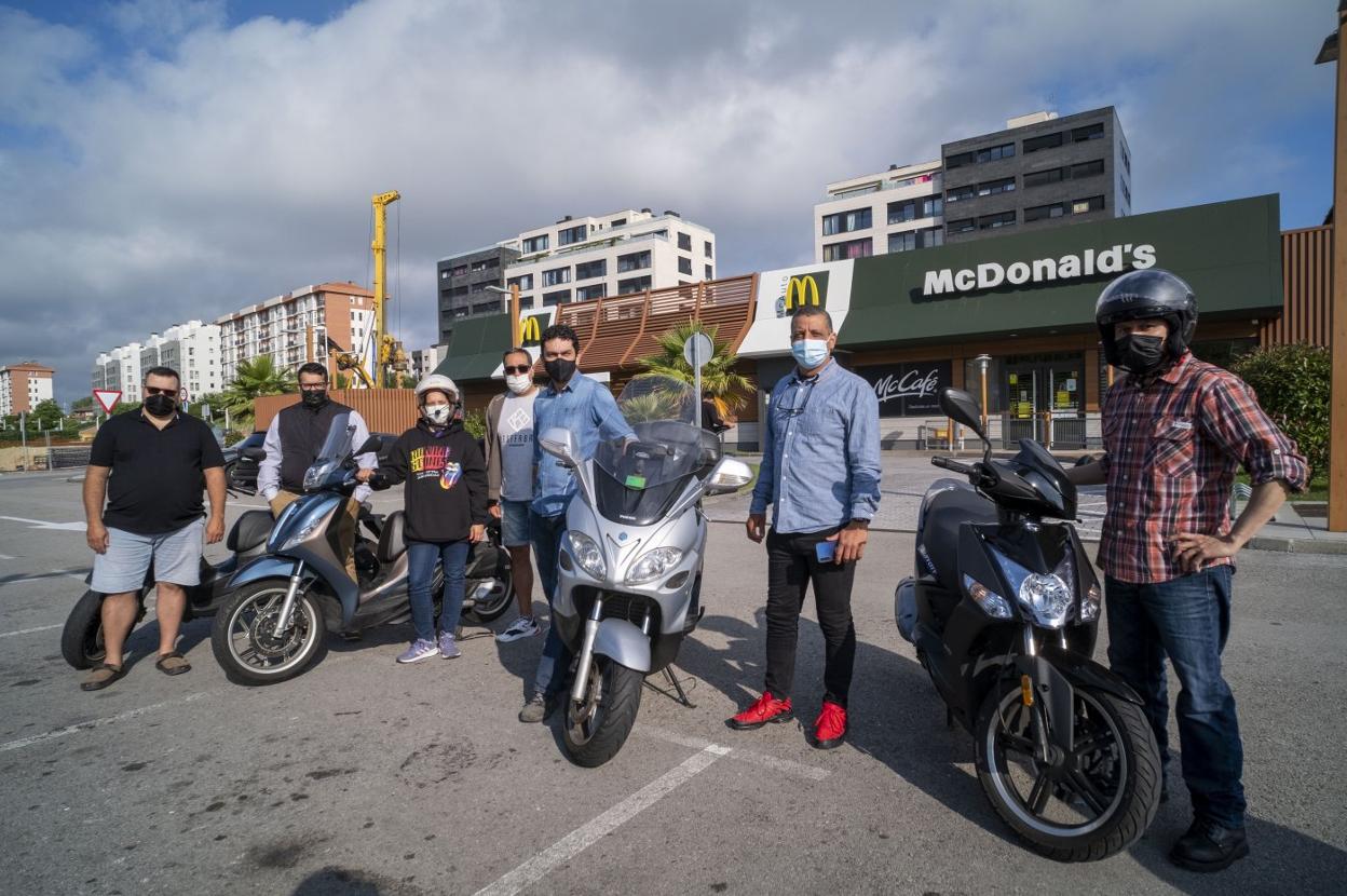 Siete de la treintena de repartidores de Uber Eats en Santander que se han quedado sin trabajo. 