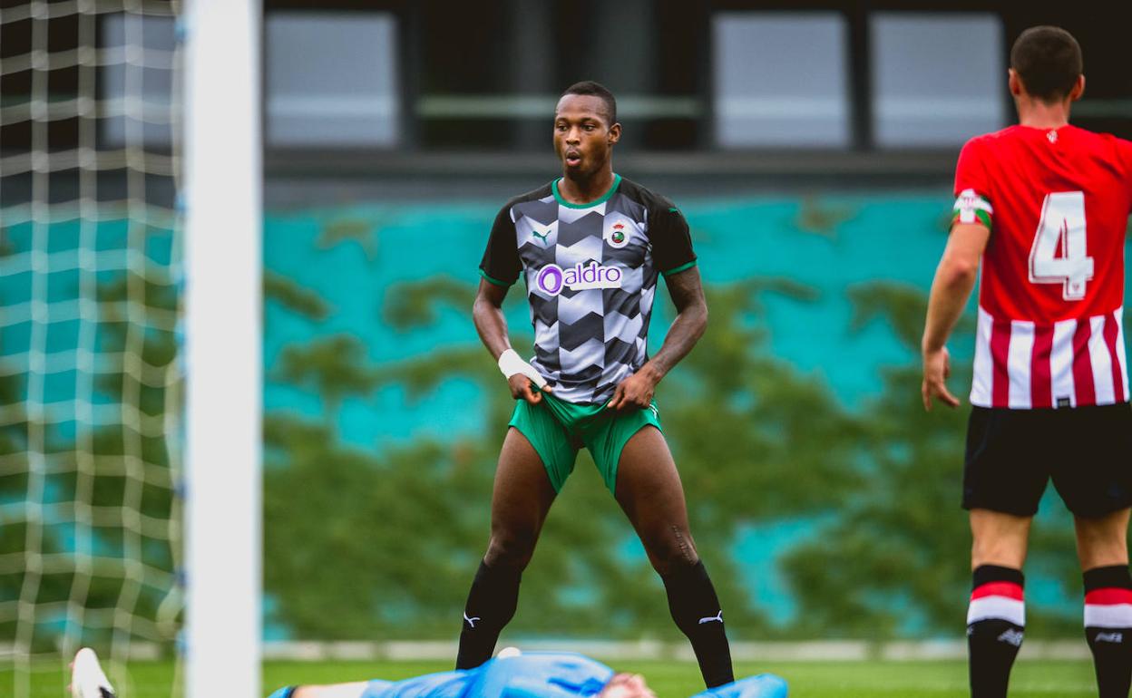 El delantero del Racing, Cedric.