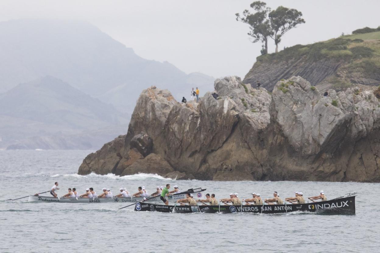 Pedreña acecha a la trainera de Getaria ayer en aguas de Castro Urdiales. juanjo santamaría