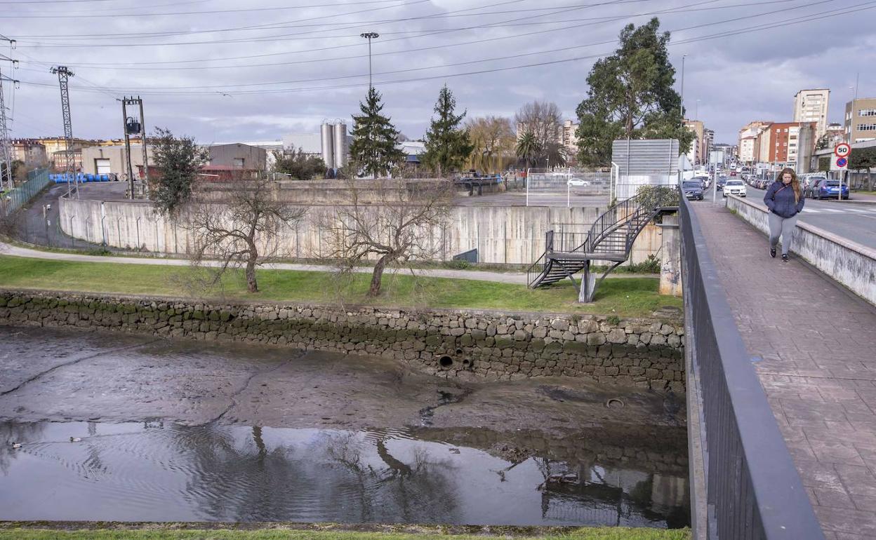 El Gobierno estudia colaborar en la descontaminación de la ría del Carmen