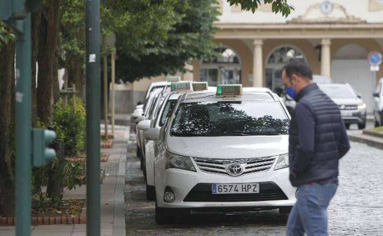 n hombre camina junto a la parada de taxi de la Avenida Menéndez Pelayo.