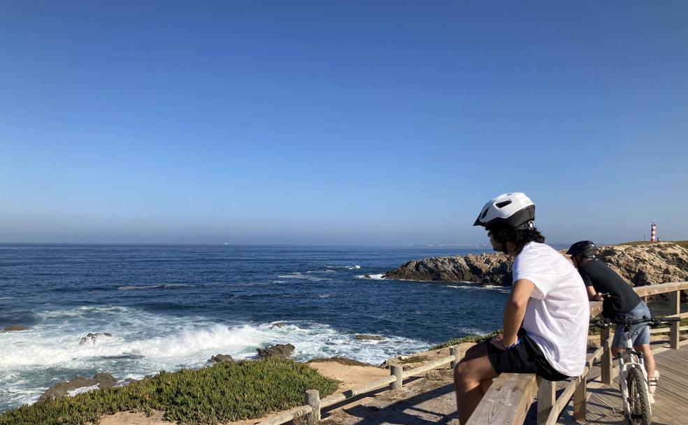 Obnubilados ante el Atlántico en Porto Covo. 